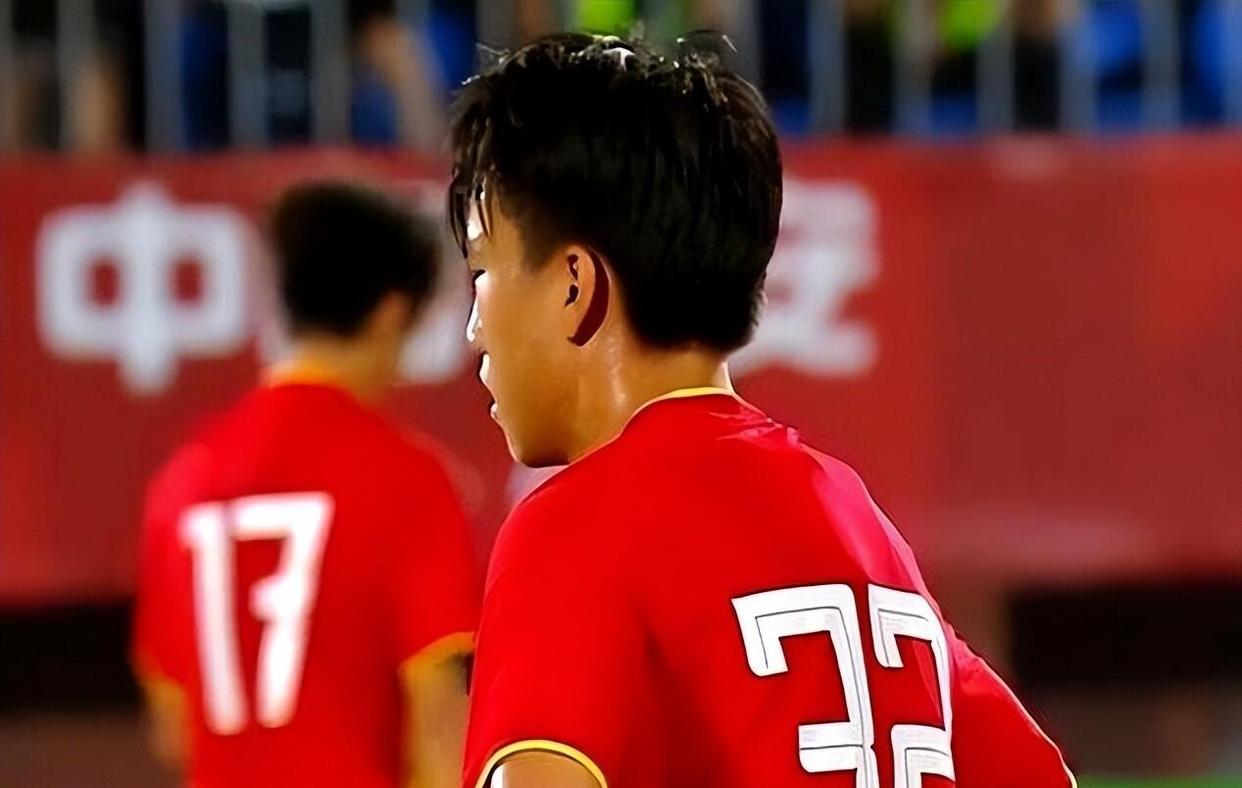 韩国队在比赛中展现了自信稳定的战术风格英语